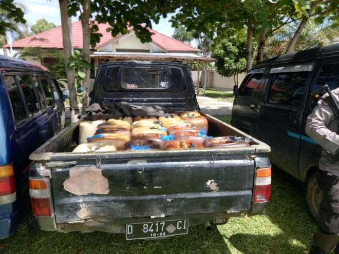Jajaran Sabhara Polres Tebo, Minggu dini hari (19/11) sekitar pukul 04.00 WIB, berhasil mengamankan enam unit mobil bermuatan BBM subsidi.